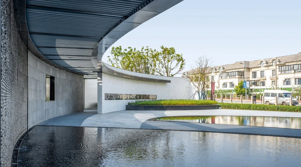 已建成的水院，连续曲面与水面连接建筑和景观